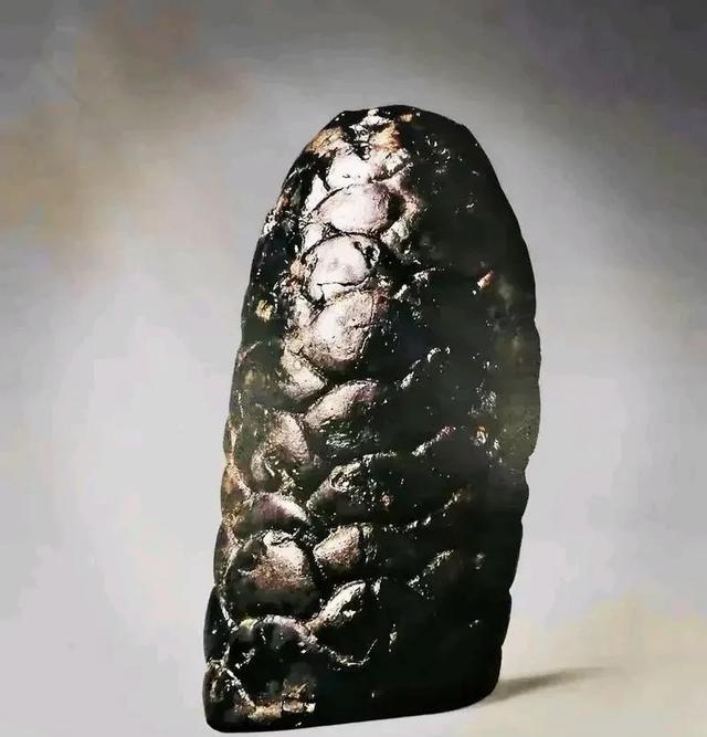 1973年，宁夏博物馆几名专家下乡征集文物时，意外发现了一件犹如松塔一般的圆柱形