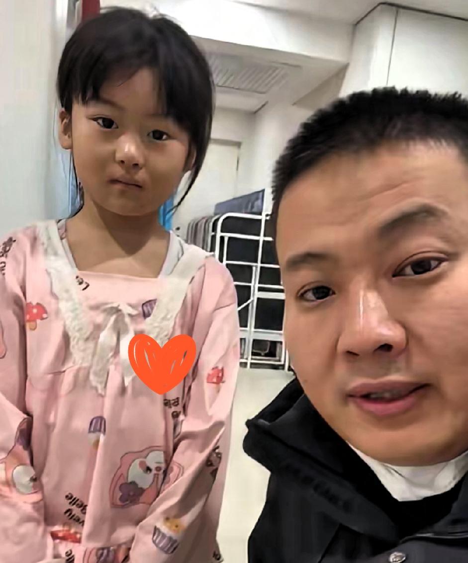 7岁女孩撑起一个家，这幕真的看哭了！刷到黑龙江这个新闻，我鼻子瞬间酸了！7