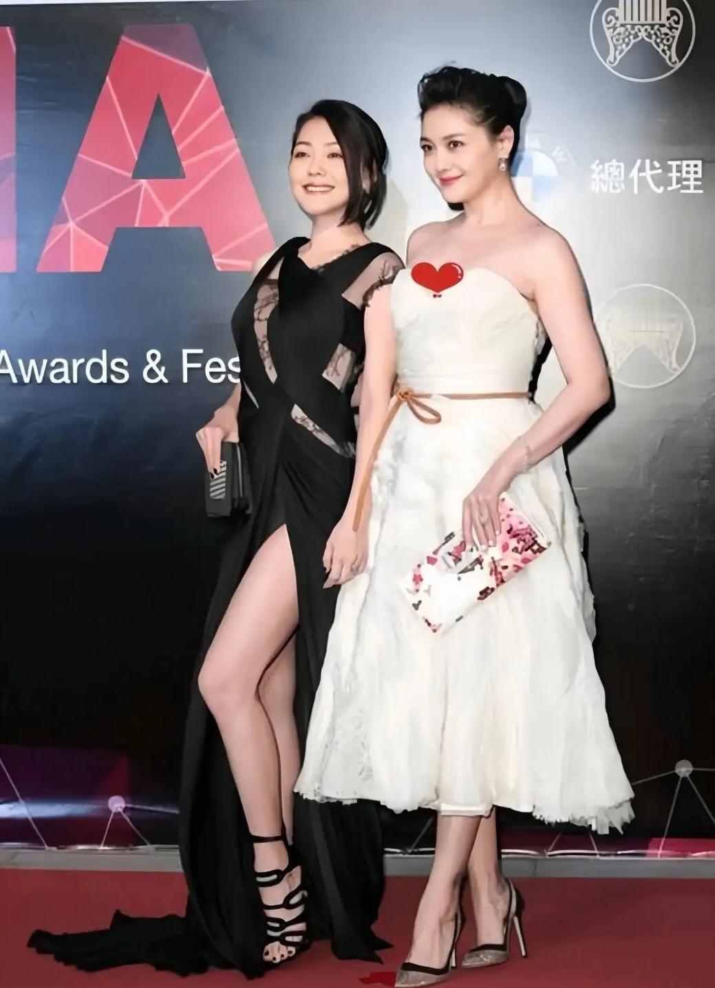 看这张大小S早年同台的合影，大S用事实证明：微胖一点也完全不影响美丽。旁边的小S