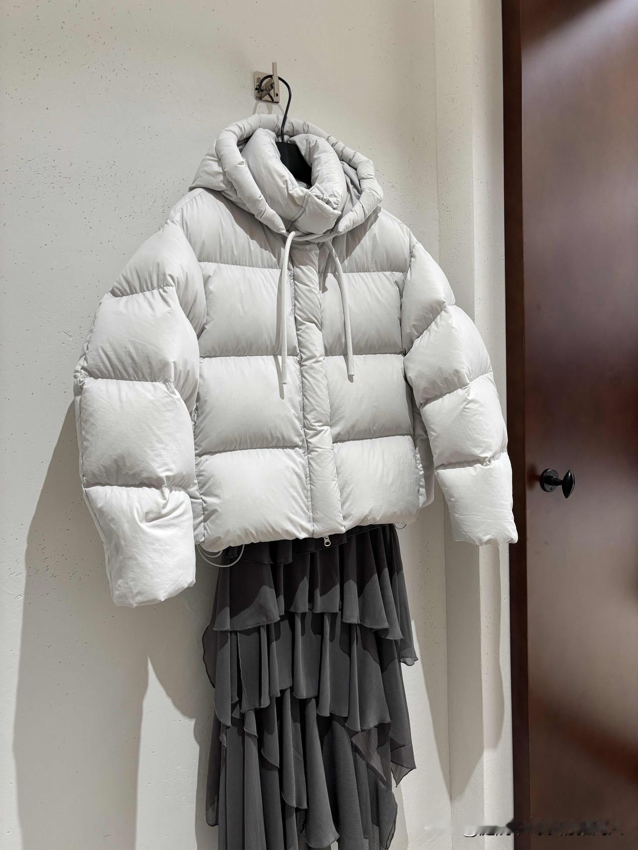 穷人的冬天太难过了！昨天本想去服装店买件羽绒服过冬，预算500元，跑了10多家