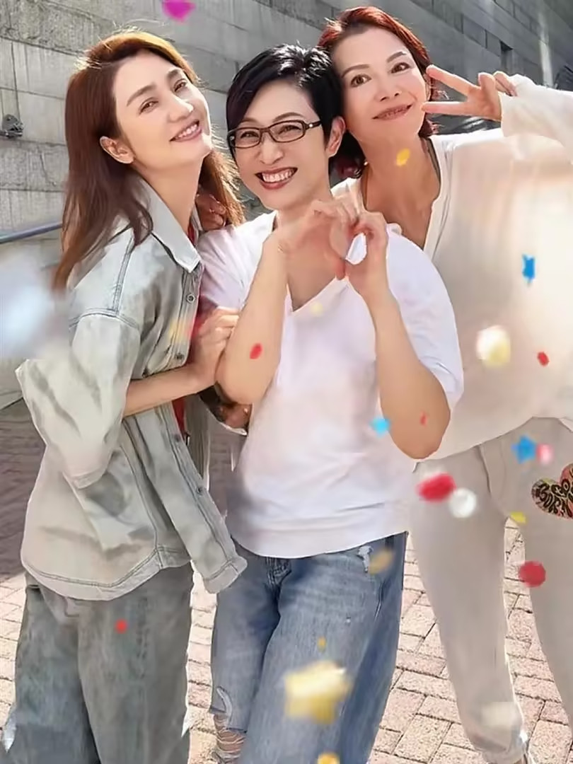 蔡少芬晒五一姐妹聚会吃肠粉，54岁洪欣染一头黄发状态最好！