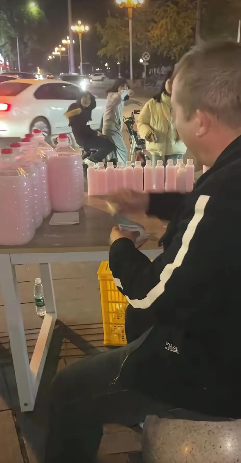 寒风里，路边摆摊的大哥一个举动，让整个冬天都有了暖意！五个初中女生挤在一辆电动车