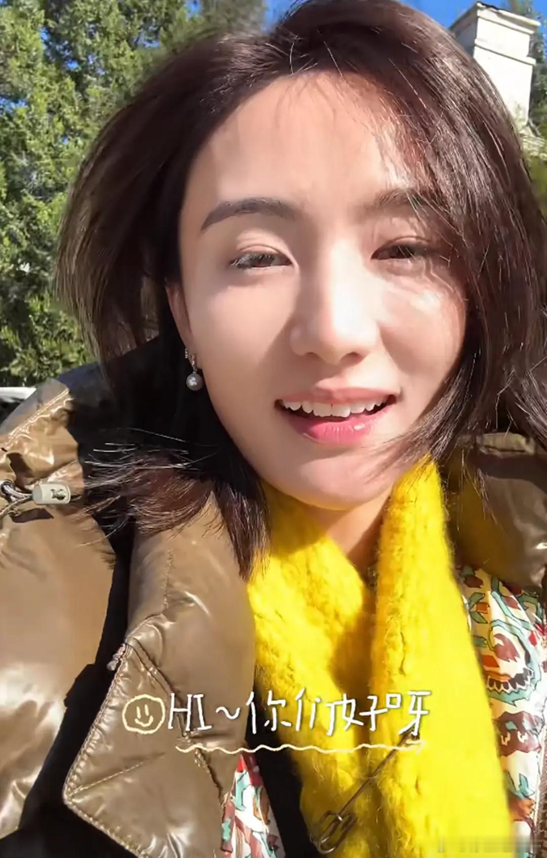 海哈金喜北京公园捡落叶，穿羽绒服一身行头上万，离开一段不幸福的婚姻肯定一点伤感都