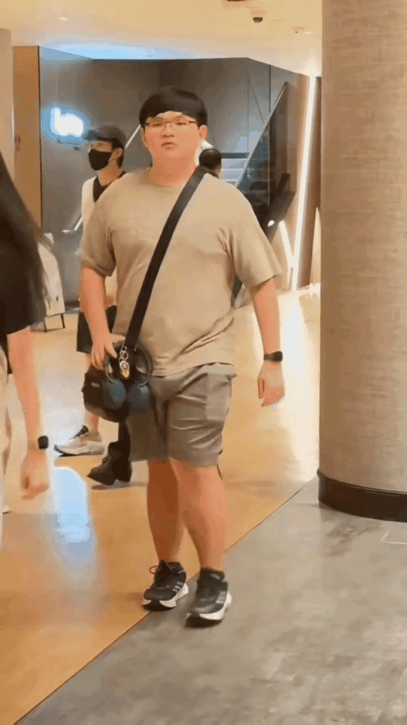 我去！这是王楚钦减肥成功，还是黄友政过年吃胖了，感觉大头比黄油还瘦很多！年前