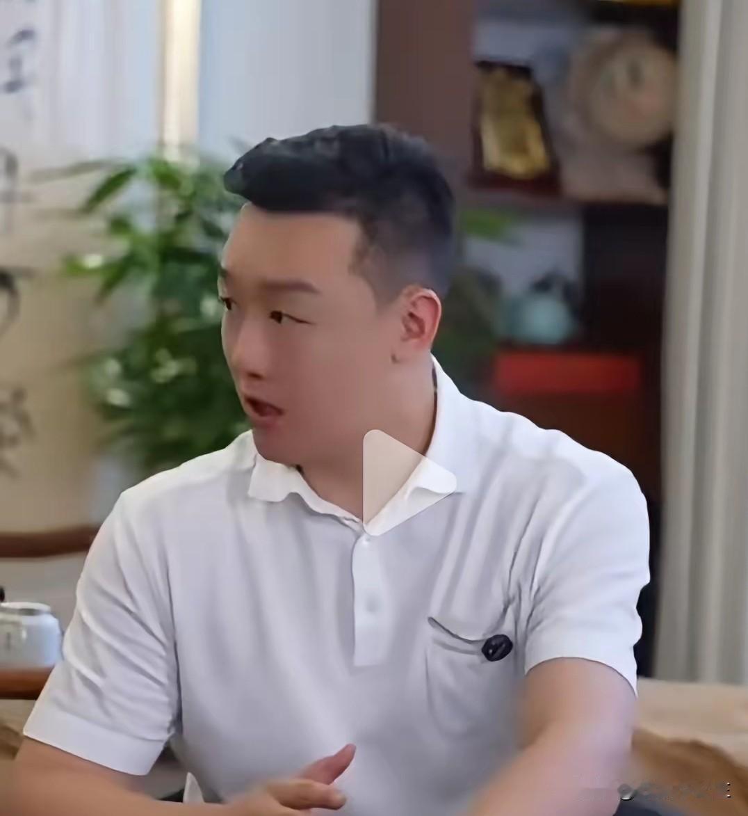 范姝涵1:3输给早田希娜，现场解说徐晨皓都怒了！他说:范姝涵的战术有问题