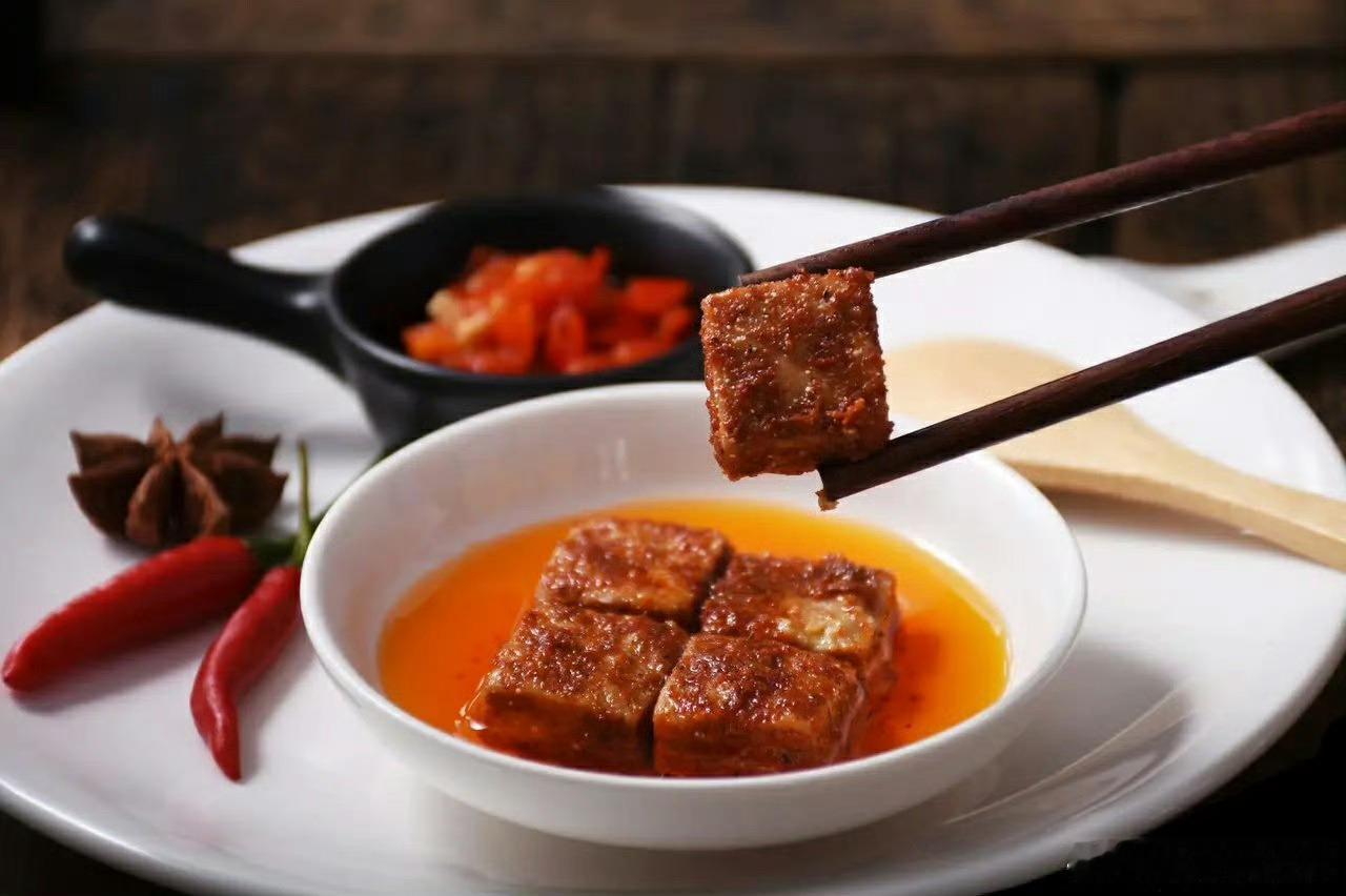 【常吃腐乳原来有这么多好处！】1、降低胆固醇腐乳，本身是不含胆固醇的。腐乳中含丰