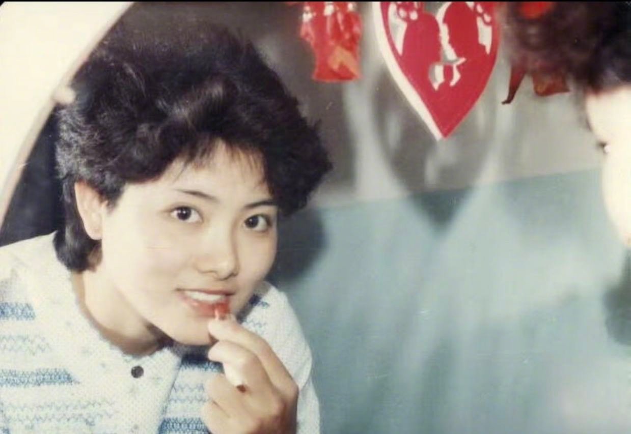 彭小苒家的颜值是按顶配标准来的吧，她和爸妈的旧照真的颜值都很在线啊，爸爸不仅陪