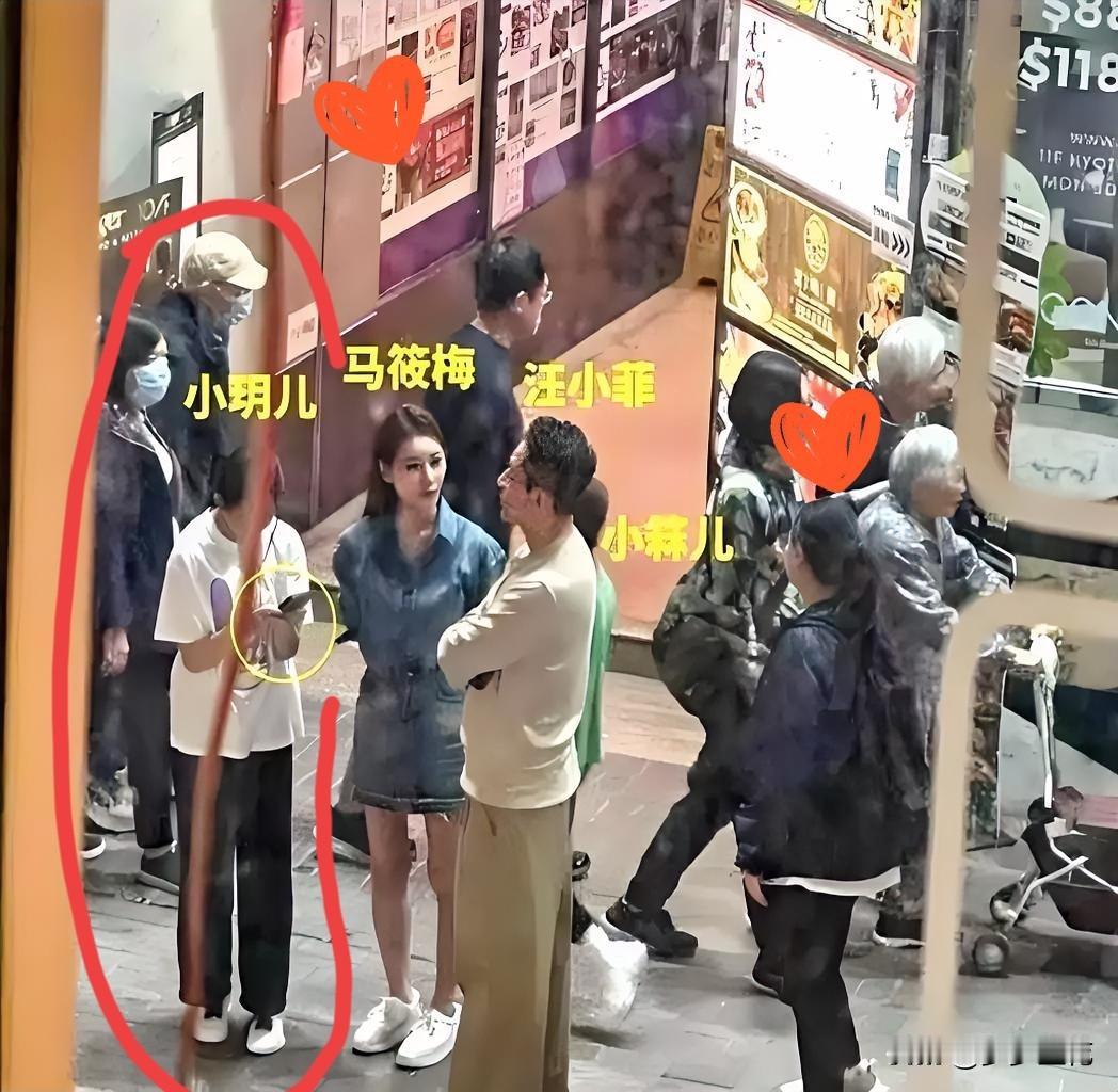 好家伙带娃也有错？汪小菲带娃游成都引争议小霖霖在面对镜头时，全程紧紧