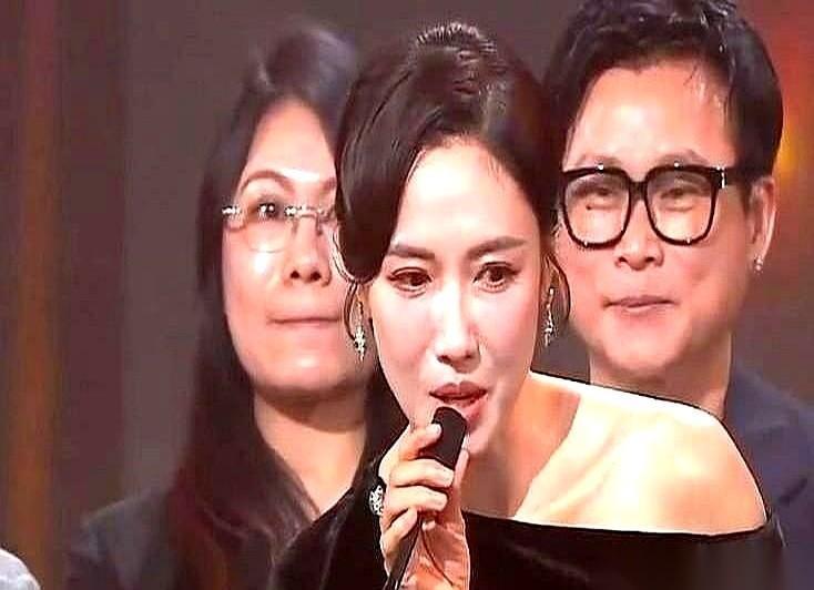 我跟你说，那一瞬间，镜头比刀子还快。“佘诗曼”三个字砸下来，整个场子都沸了。