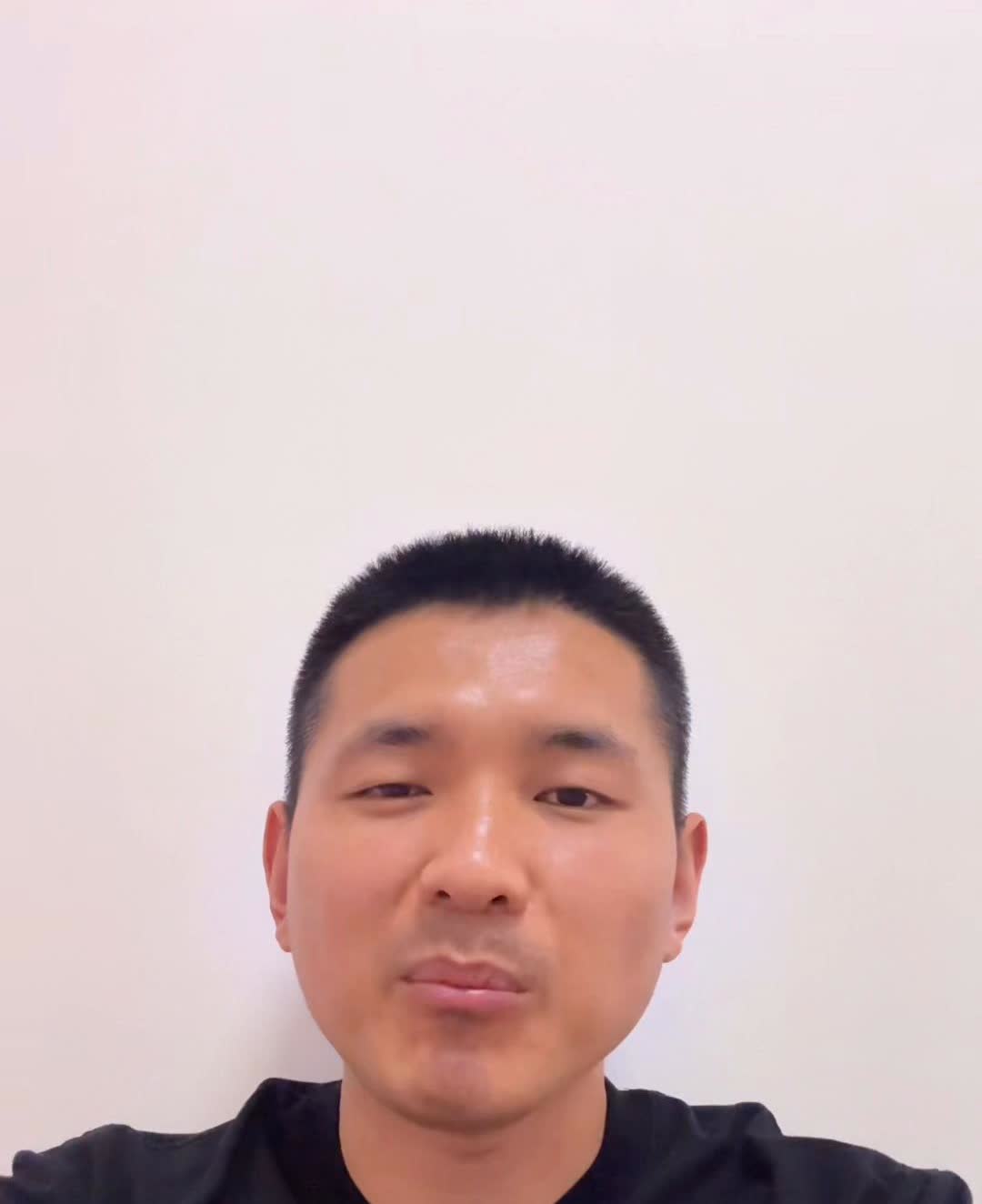 一杯白开水下肚听我扒光奔驰glc的底裤。兄弟姐妹们，今天吐槽的就是这台精致的吉利