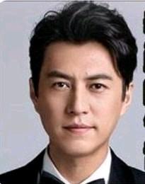今天的靳东是不老男神的代表，是大家心中的老鲜肉，叔圈中的美男子，可大家知道年轻时