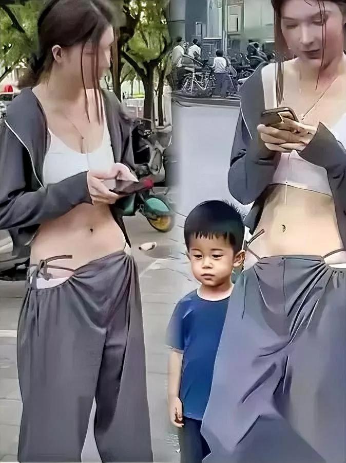 绳子一松，裤子就掉。孩子低头，妈妈当场懵了。绑带裤的秀场滤镜，在小学操场一秒