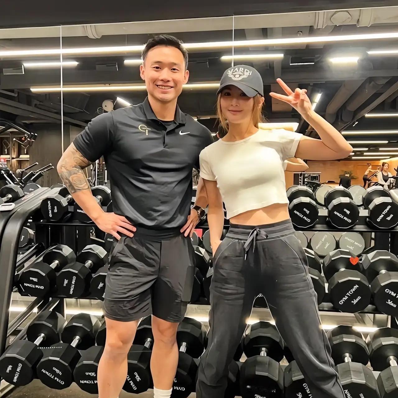 我问我妈为啥蔡卓妍嫁给一个健身教练？我妈神秘一笑，说这都不懂，你看他的腿就知