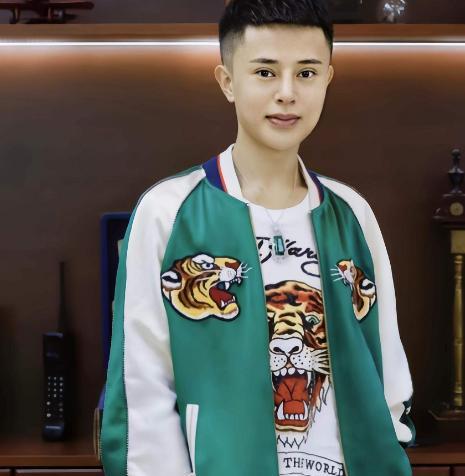 来自河南的罗大美，生前因为反串女性的角色拍摄各种戏曲段子，在自媒体上收获了一大批