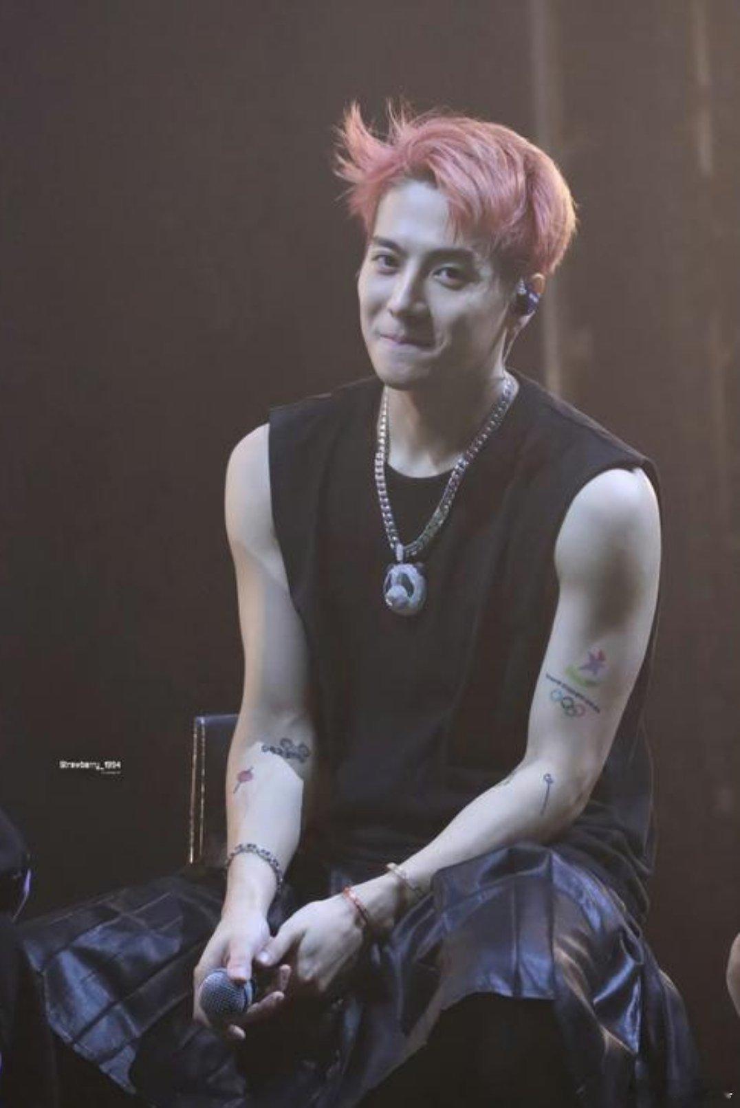 王嘉尔纠正阿玛尼官方王嘉尔不是第一次公开站在咱们中国立场了，这才是一个明星应该