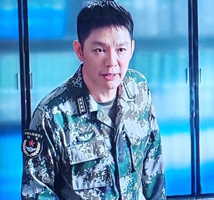 正在播出的电视剧《兵自风中来》里，演员傅程鹏出演一位旅长，剧里叫龙远山，这几天播