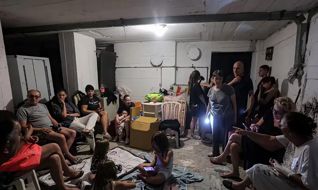 以色列居民挤压在局促的地下掩体里面是谁带给他们如此没有尊严的生活？