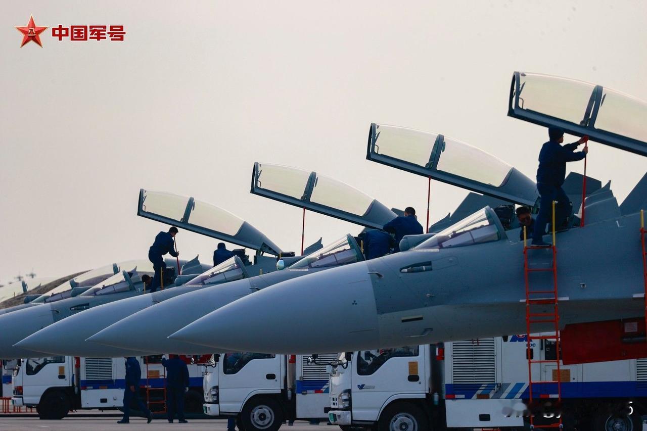 近日，空军某部严密组织飞行训练，地面人员细致检查装设备，数架战机依次滑出、呼啸起