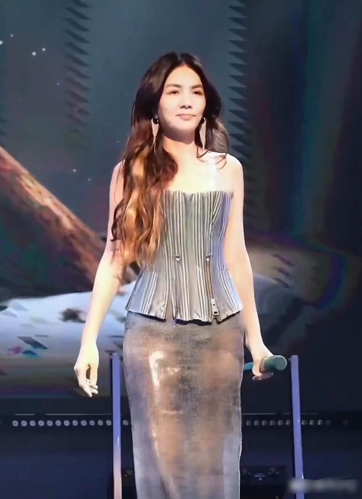 Ella太狠了，打扮更女人了，穿衣更大胆了，身材瘦得好厉害，体脂率好低，如今的她