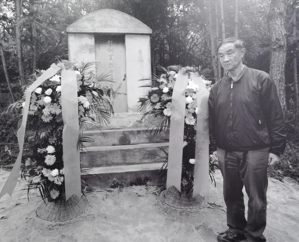 徐向前之子徐小岩中将向程训宣的墓地敬献花篮。上面写着，敬爱的训宣妈妈永远在我们心