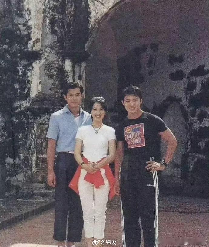 这张照片拍于27年前，能一眼认出这三位的，估计现在都已经儿女绕膝了吧。