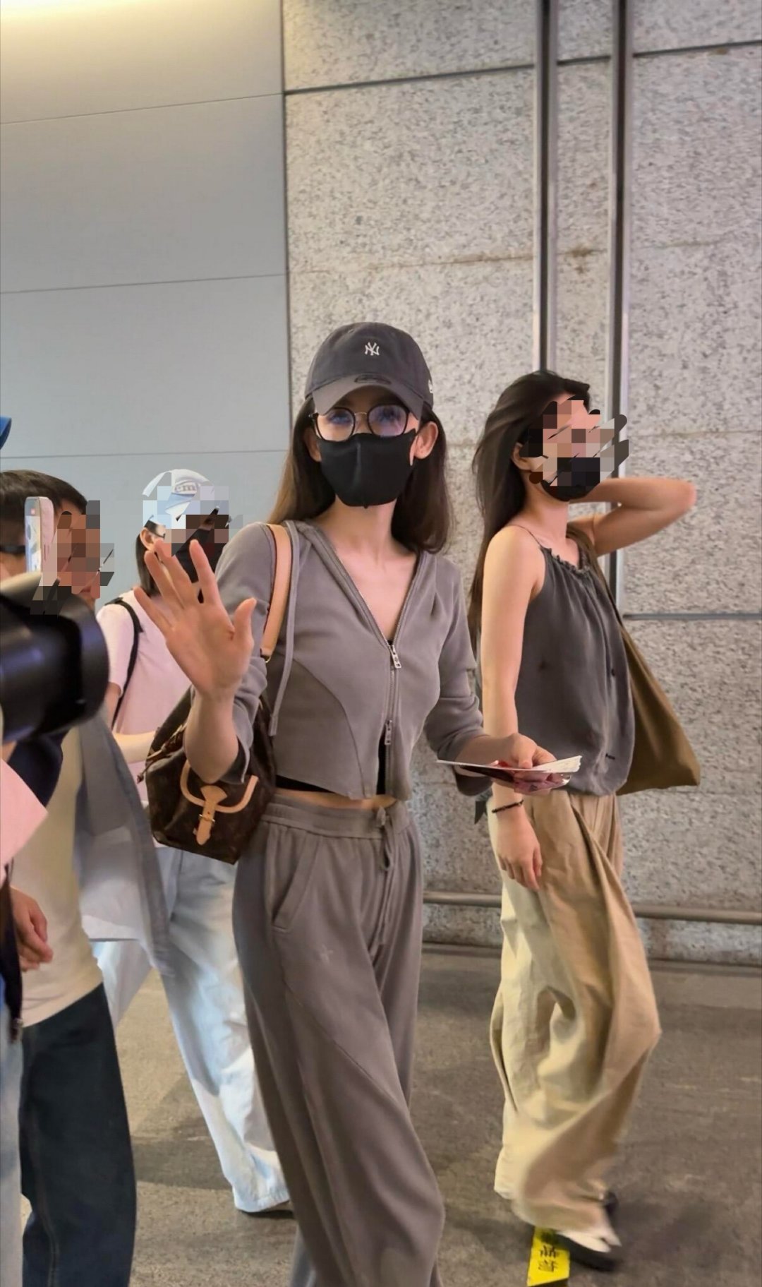 古力娜扎机场状态瘦得像纸片人！短款露腰外套，搭配同色系阔腿裤，比例直接拉满​