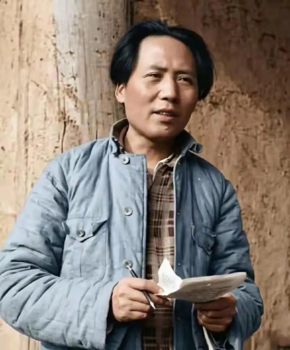 毛主席有一个只有湖南人能理解的怪癖：嚼茶叶。毛主席的卫士透露：他晚年很喜欢当晚泡