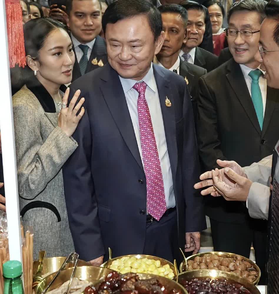 关键时刻还得老爹靠谱，他信就是压舱石！他信是英拉和佩通坦的天。爸爸在旁边