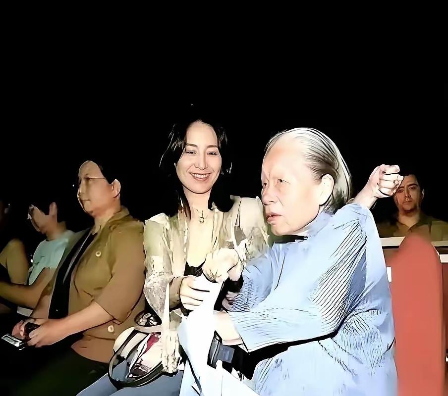 何超琼的保姆晶姐，干了48年，递了辞职信。何超琼没多说，直接把一套价值1.2亿的