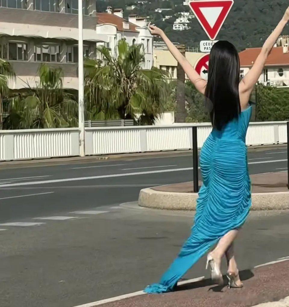 是腰臀比还是衣服撑起来的