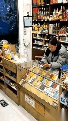 真的，有时候开店，就是渡劫。刚才那小伙子，就买一盒烟。我以为是多大的生意呢，