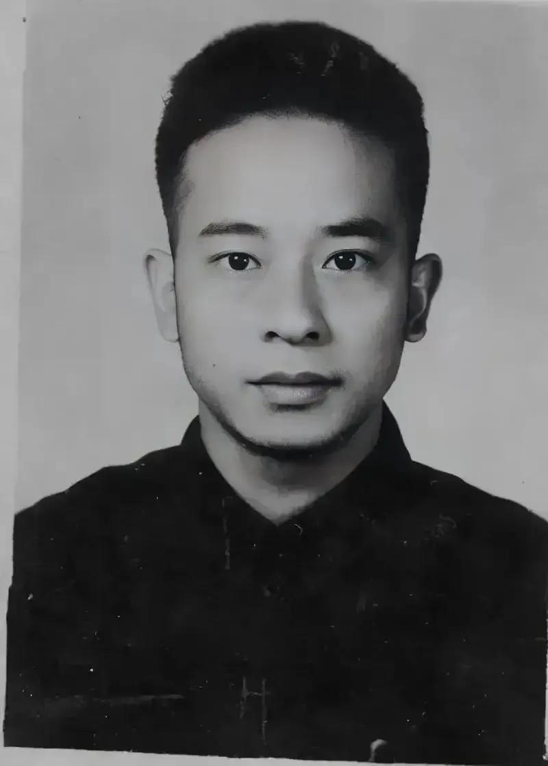 1948年，罗广斌身份暴露，但他哥哥是中将，敌人不敢抓人，就找到他哥哥：
