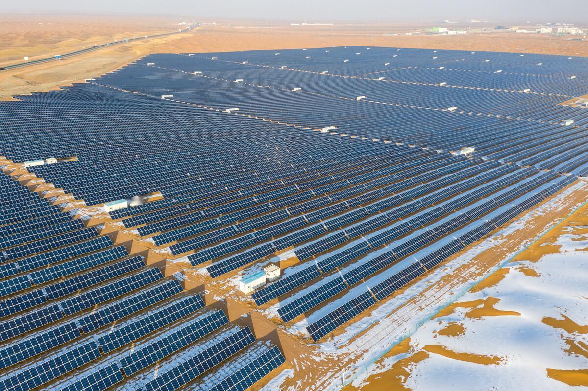 堪比20个三峡大坝的超级工程，外媒突然发现，中国竟悄悄在沙漠深处办成了一件重磅大