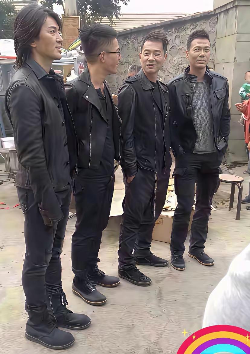 四位男明星同框照实在是太帅气了，身材很健硕，就算是梁朝伟、李连杰见了都是甘拜下