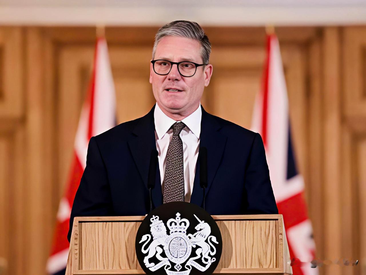 斯塔默面对媒体的刁难，说了一句真理，如果美国把英国访华看做是危险的行为，也把加拿