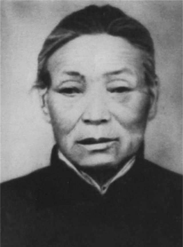1938年，由于特务告密，鬼子包围了大常村。情急之下，常大娘把肖华司令藏进了枣堆