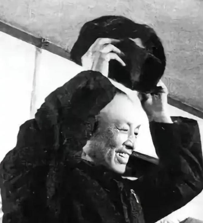 1975年，周养浩特赦后非要去台湾投奔蒋介石，踏上台湾的土地，心里揣着一个惦记了