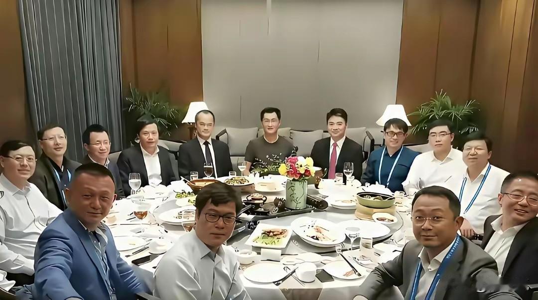 十年前刘强东和王兴组“东兴会”饭局，马化腾做C位，刘强东和王兴坐次坐，因为腾