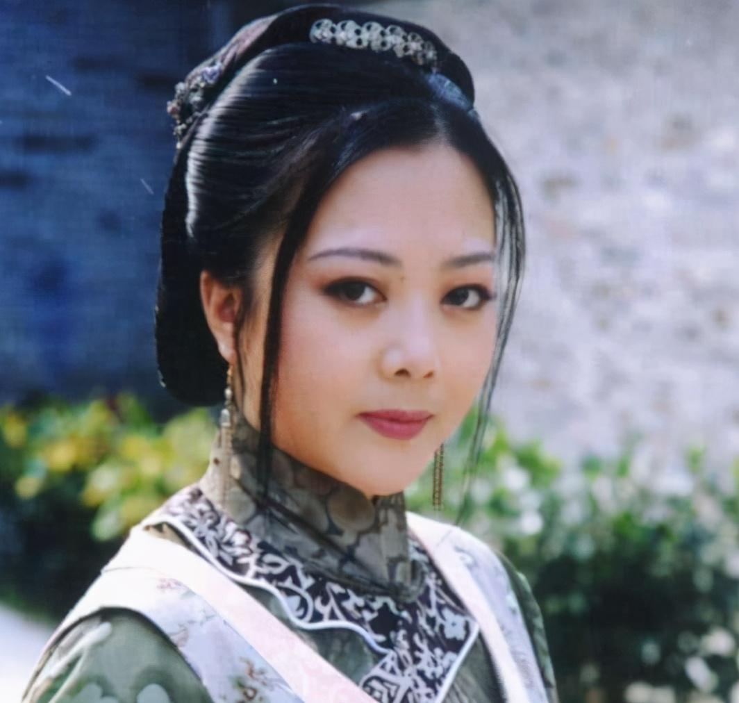 1997年，梁丽冲进《水浒传》剧组试镜，面对导演张纪中，她大胆地说出一句话：“你