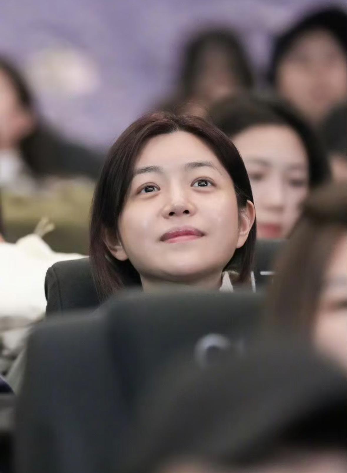 陈妍希是个老妖精😱😱42岁了，仔细看，脸上一点皱纹都没有，岁月在她脸上没有