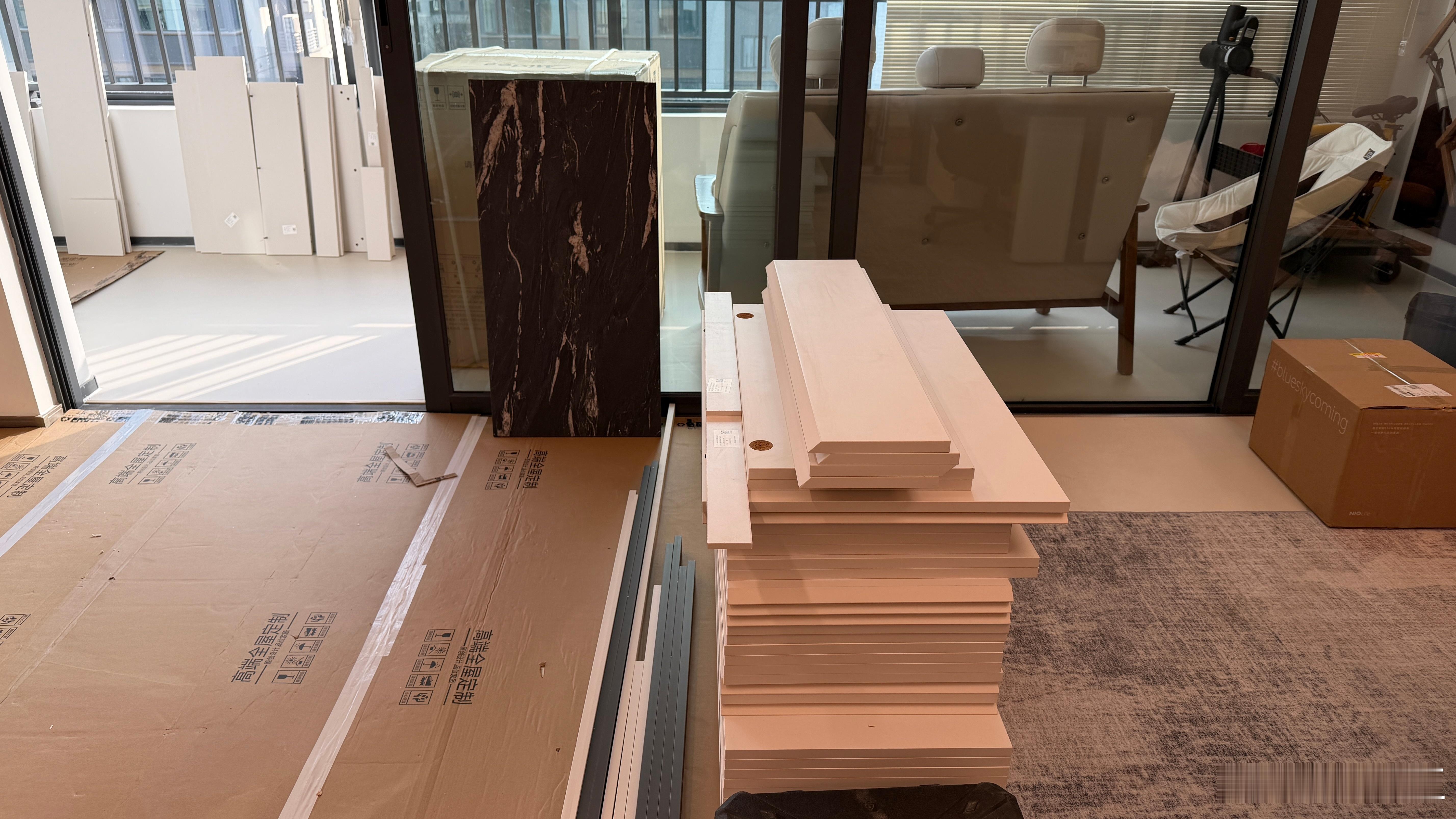 今日工作室进度拉满拼完柜子、搬入沙发🛋️就基本完工啦我才知道整柜需要这么多的材