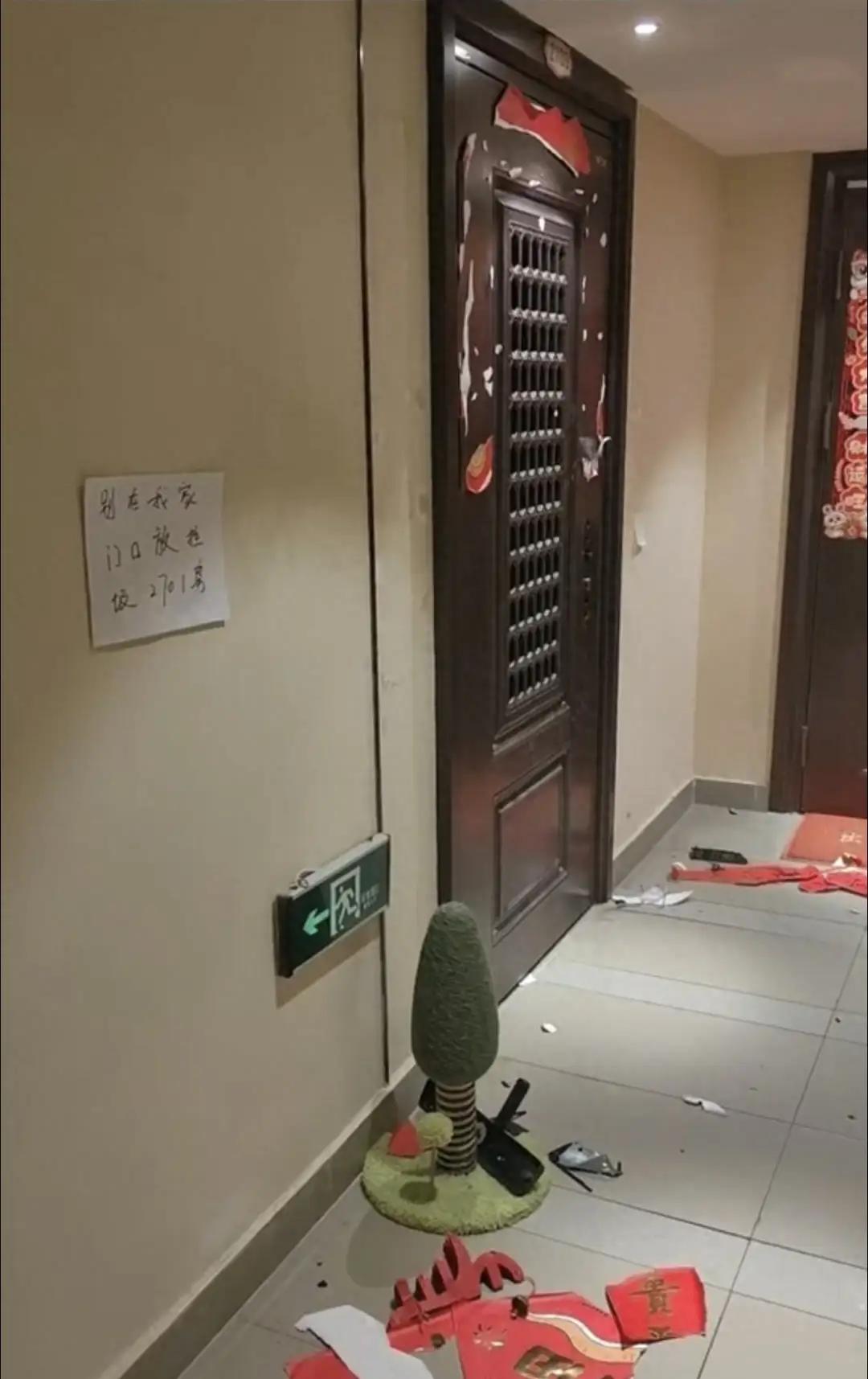 广东深圳，林女士凌晨4点被女邻居撬门闯入，赤身暴打近1小时，原来女邻居怀疑男友出