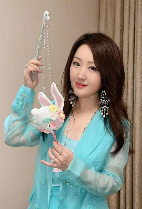 甜歌天后杨钰莹庆生54岁仍似少女与狗狗同框