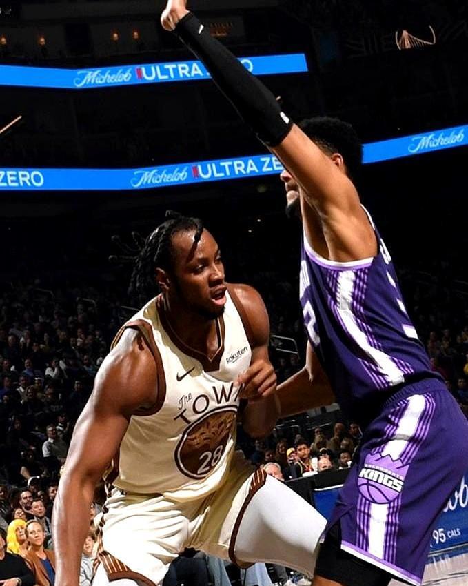 勇士队突然签下了查尔斯·巴锡，这一操作立马引爆球迷热议！巴锡身高两米一一