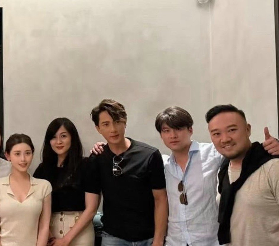 吴尊携妻子林丽吟现身澳门聚餐，休闲随性出行，素颜状态尽显日常松弛感。