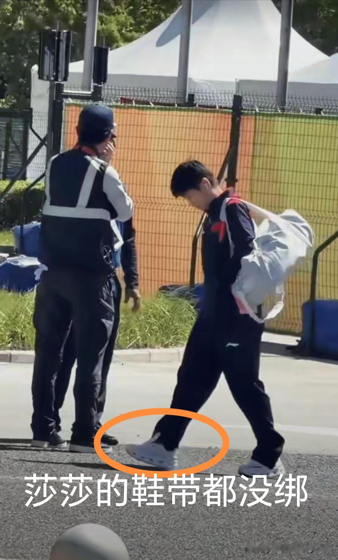 今天上午，莎莎和队友们一起去上训了。莎莎背着小白包和马导、小曼姐、范姝涵一起匆匆