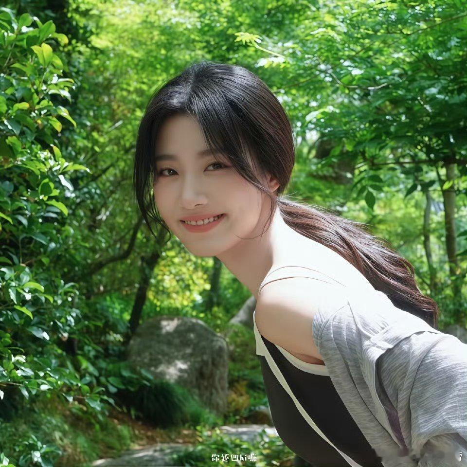 李兰迪真的要跟卢昱晓好好学一下了。同样的身材，你觉得哪个更上镜？