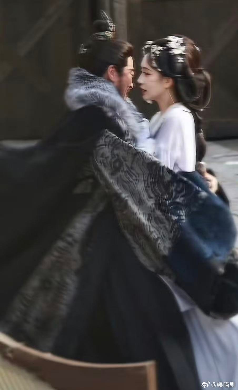 孟子义何润东以为是爱结果是父爱嗑CP嗑到一半发现是父女，这乌龙闹得我老脸一红。但