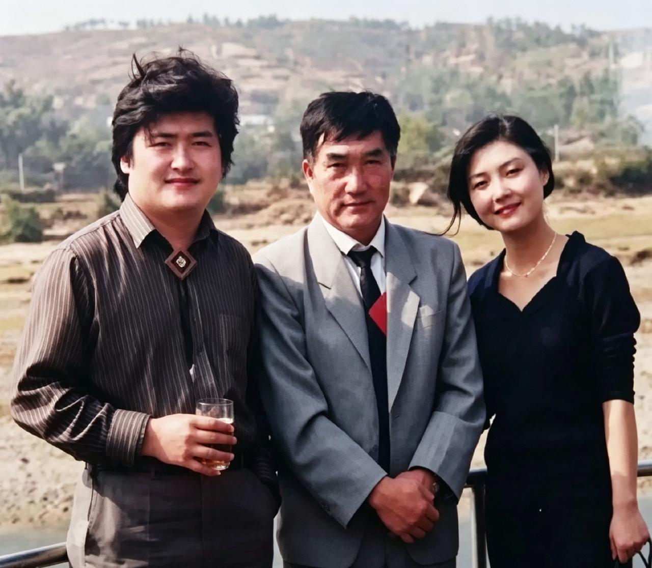 翻到张老照片，90年代漓江游船上，刘欢头发还挺多，马晓晴笑得真甜。一晃这么多年，