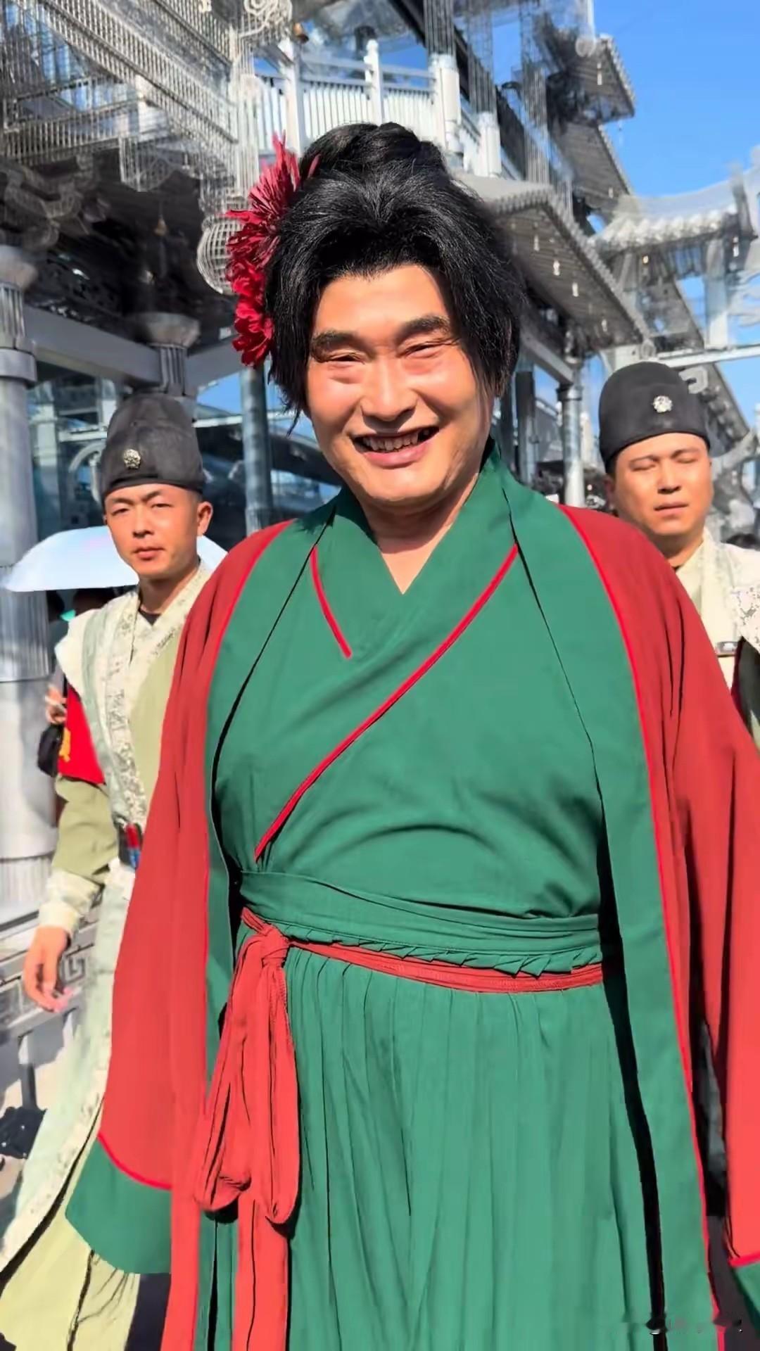 体制外的人穿衣搭配就是自由红配绿这种对比色服饰一般人不敢穿